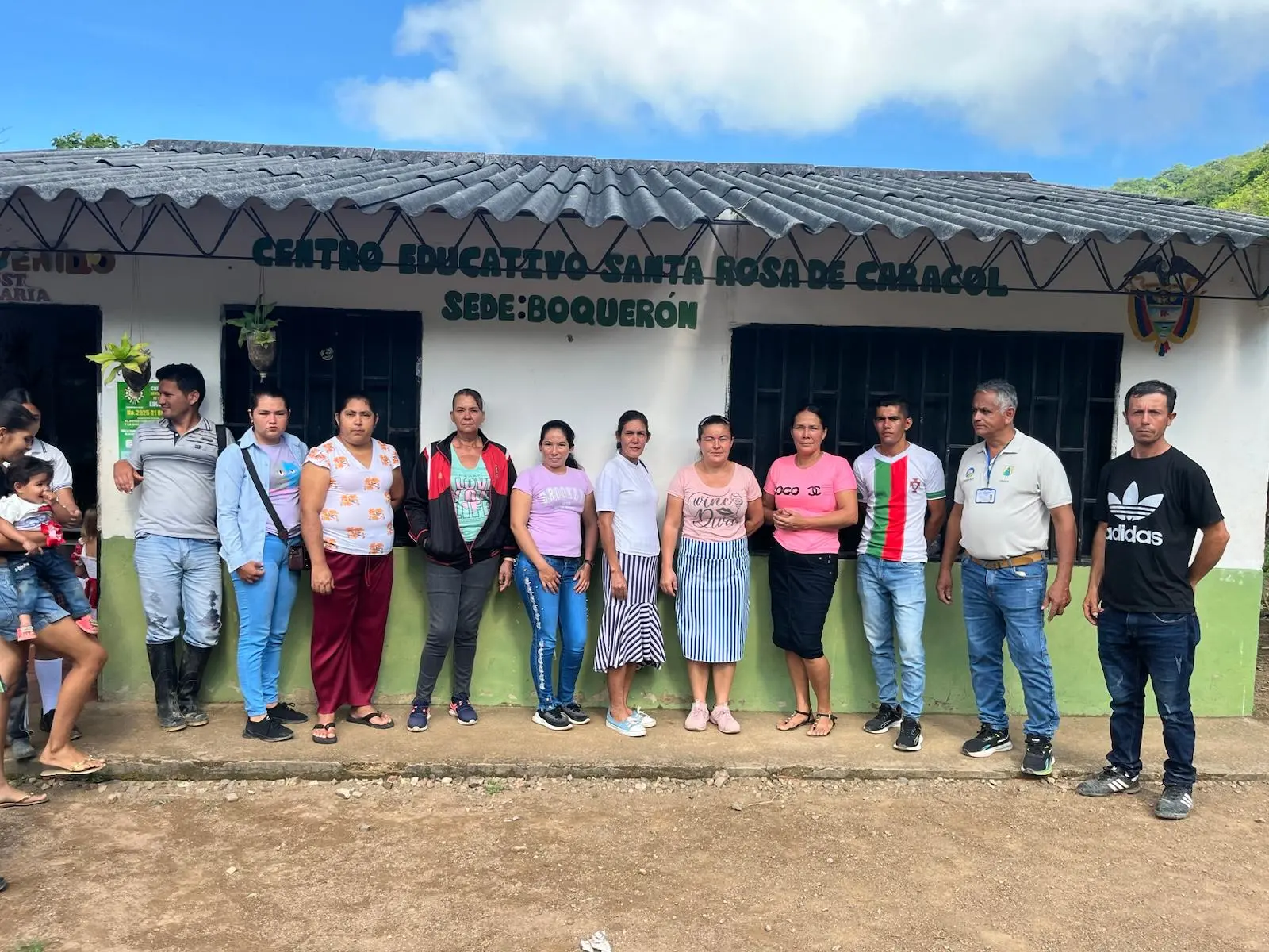 Comunidad frente a la sede Boquerón